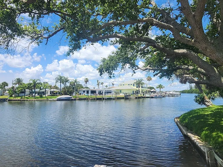 485 N Shore Dr — Photo 4