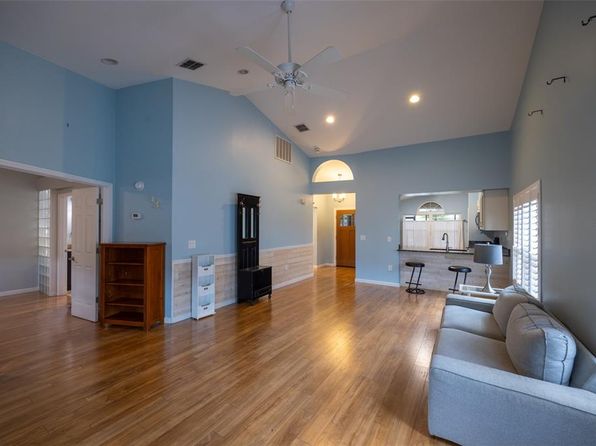 6438 Brentwood Dr, Zephyrhills, FL 33542