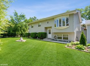 25241 N Oak Ave, Ingleside, IL 60041