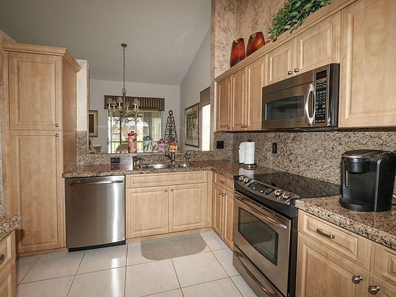 5th image of 9661 Shadybrook Dr APT 202