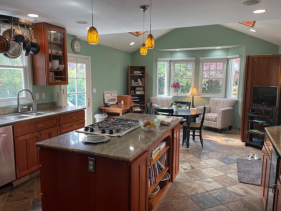 5th image of 25 Turnsworth Ave