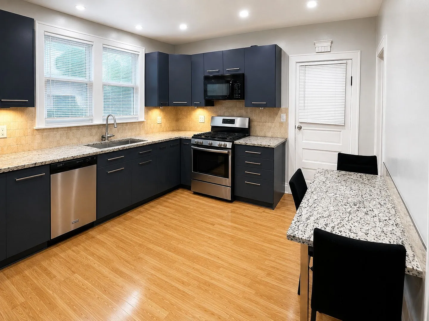 5 bed, 1000 sqft, $2,850 — Photo 4