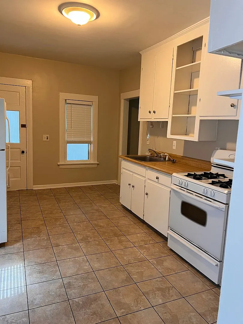 3 bedroom, 2 full bathroom home with basement — Photo 4