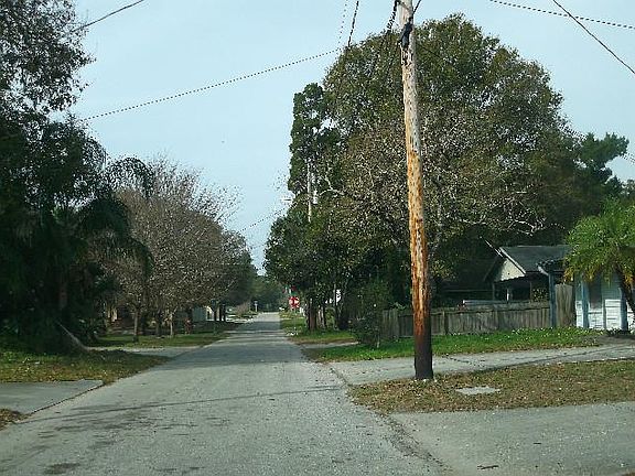 5th image of 719 W Warren Ave