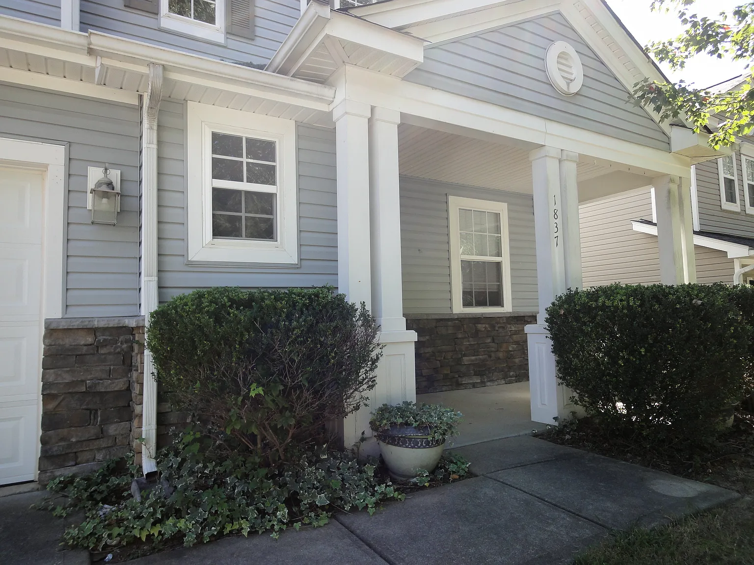 3 bed, 2.5 bath, 2318 sqft, $2,100 — Photo 3