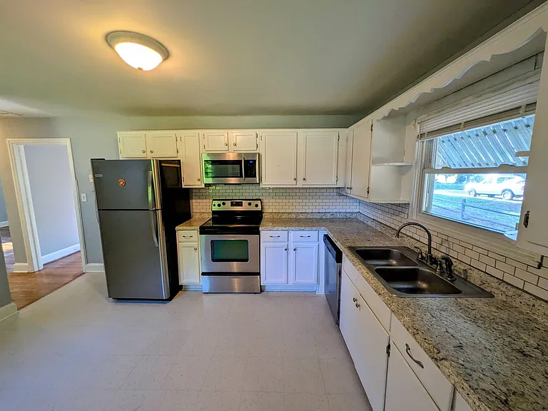 605 Oakhurst St — Photo 3