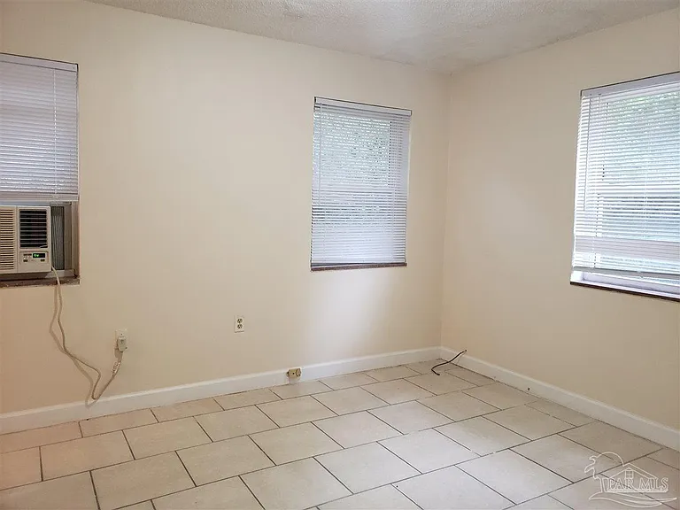 204 Holmes Dr #B — Photo 5