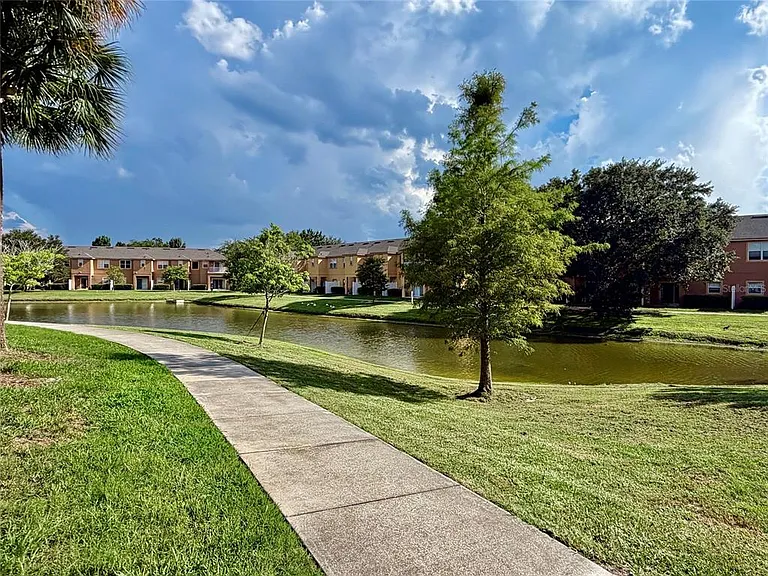 1720 Retreat View Cir — Photo 29