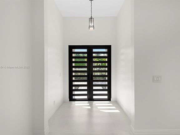 2nd image of 300 Ocean Blvd