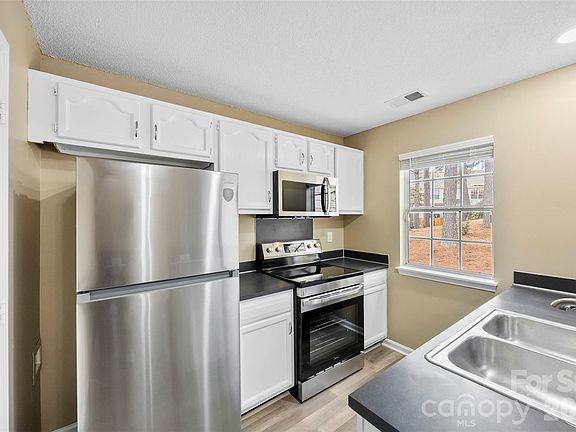 3rd image of 3105 Summercroft Ln