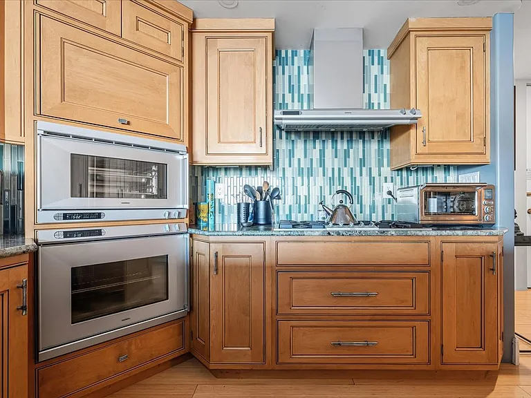 65 E India Row #26F — Photo 14