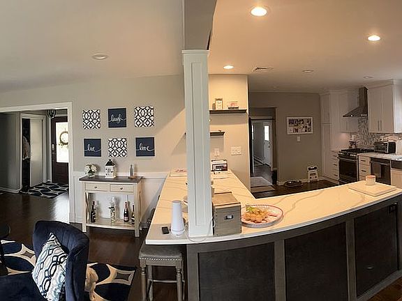 5th image of 17 Van Ness Pl