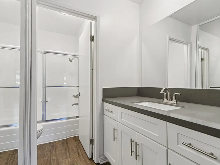 The Linden Apartments — Photo 13