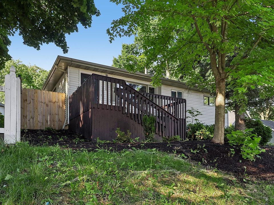 1st image of 104 E Division St