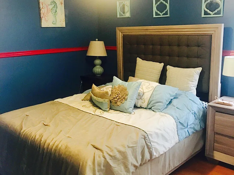 Queen bed bedroom