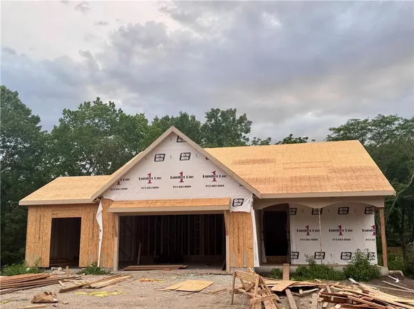 8646 Eagle Creek Dr, De Soto, KS 66018