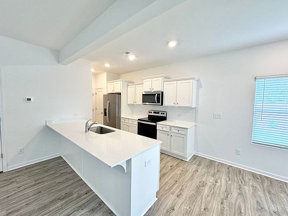 4th image of 110 Luna Ln