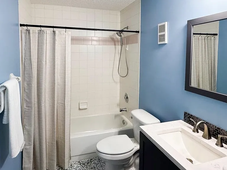 Hall bathroom right outside of BR #2