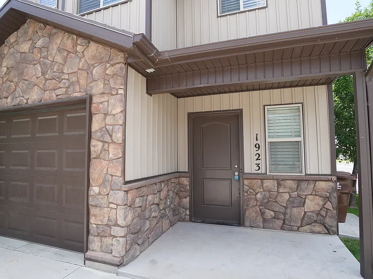 1923 N 300 W — Photo 2