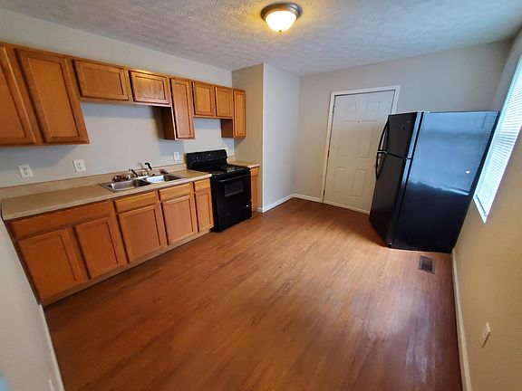 3rd image of 629 Swan St APT B