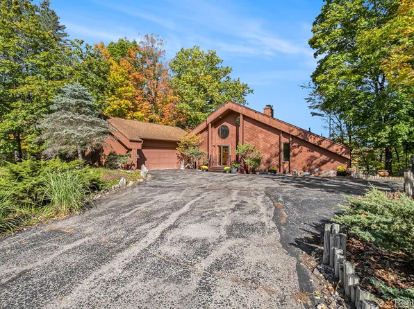 7372 River Rd, Flushing, MI 48433