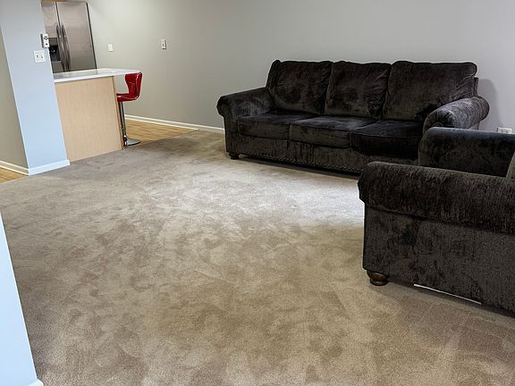 4th image of 400 Village Cir Unit 1-9