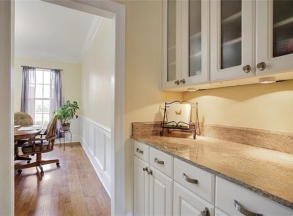 5th image of 1 Squirewood Ct