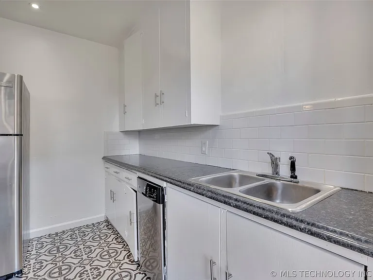1522 E 17th St — Photo 13