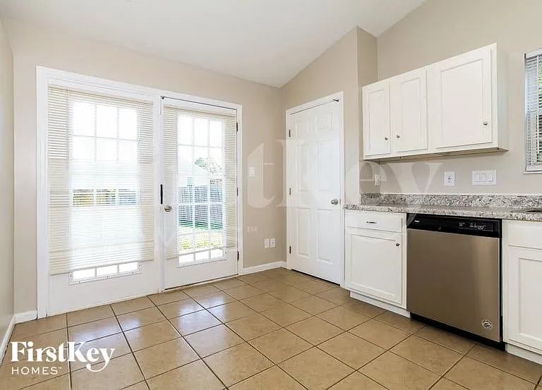 977 Hathaway Dr — Photo 5