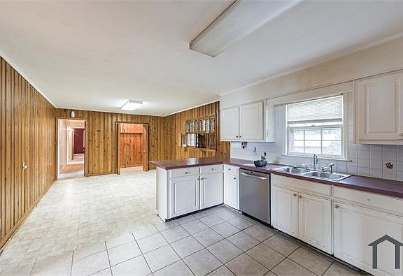 4th image of 1078 N Pine Knoll Dr