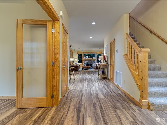 4th image of 1018 SE Creekside Drive