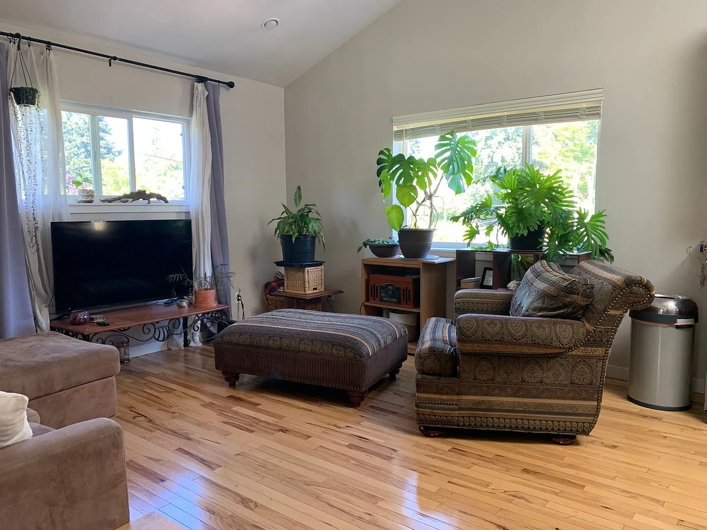 Charming 2-BR Home with Garage, Workshop & Private Backyard — Photo 3