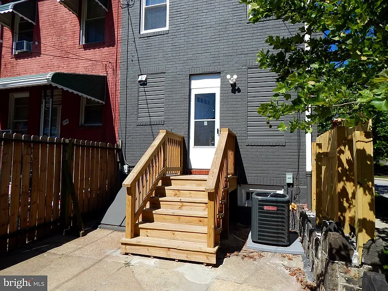 301 Cornwall St — Photo 16
