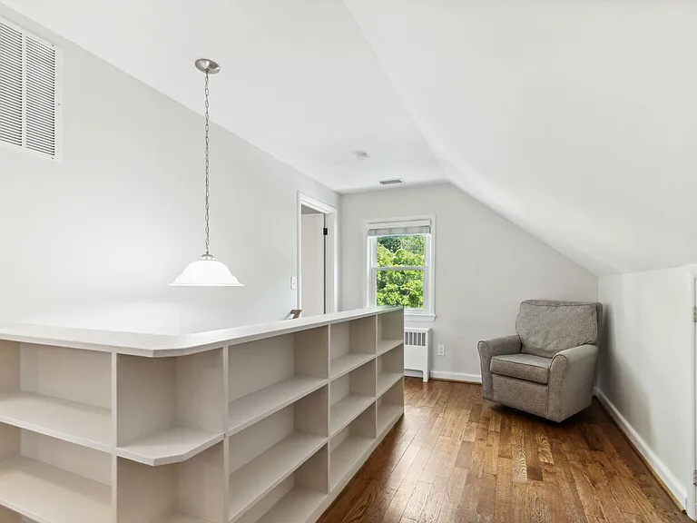 9909 Gardiner Ave — Photo 15