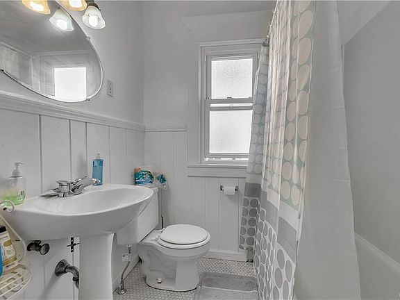 5th image of 477 Winspear Ave
