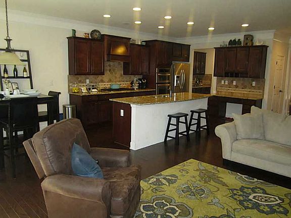 4th image of 965 Sterling Ln