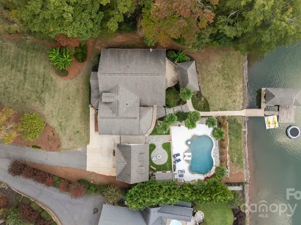 4625 Water Oak Dr, Lake Wylie, SC 29710