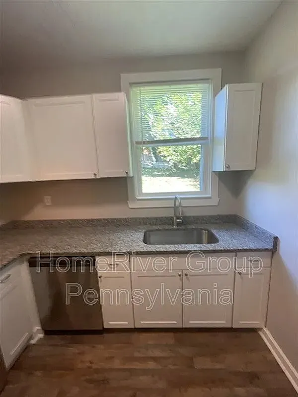 3 bed, 1.5 bath, 1668 sqft, $1,897 — Photo 3