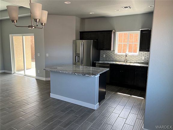 3rd image of 824 Vista Grande Drive