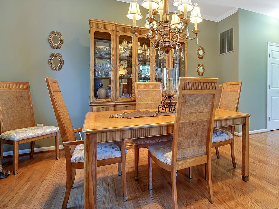1st image of 2422 Village Green Ct