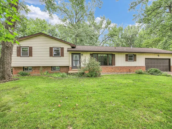 1106 Riverside Ct, Mahomet, IL 61853