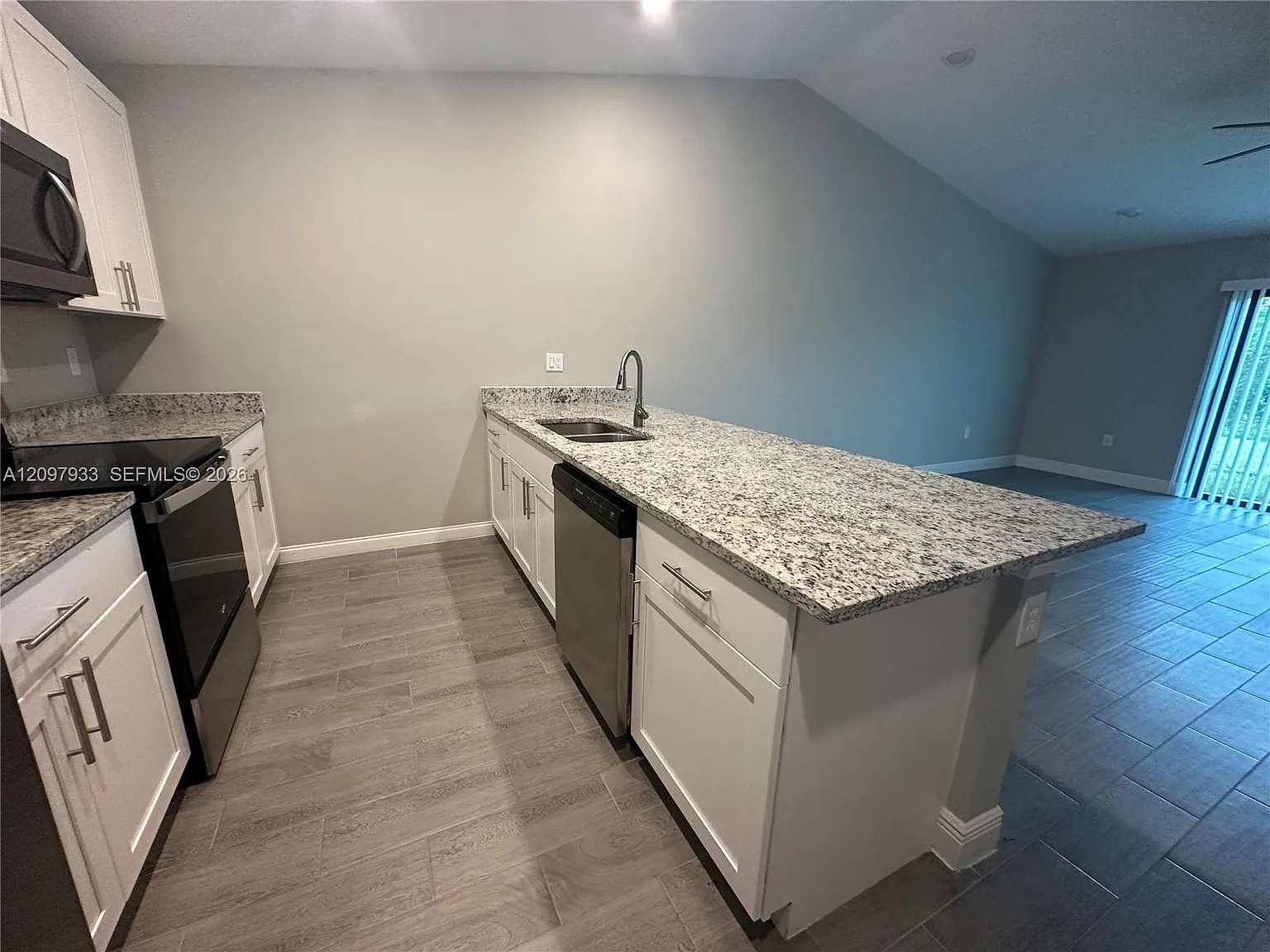 3 bed, 2.0 bath, 1183 sqft, $1,600 — Photo 4