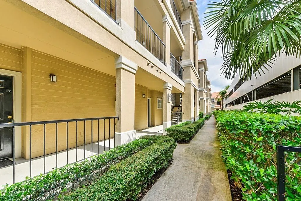 2 bed, 2.0 bath, 1006 sqft, $2,100 — Photo 2