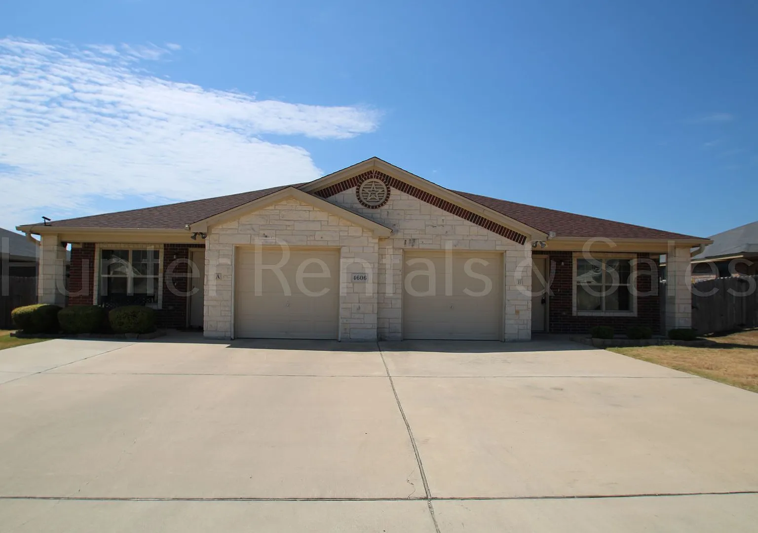 Spacious 3-Bedroom Duplex with Fenced Yard & Garage — Photo 1