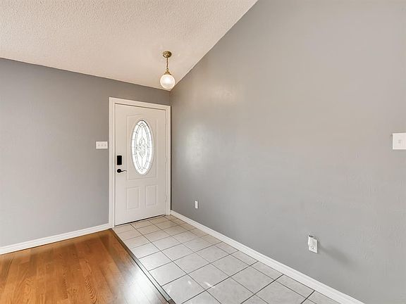 5th image of 2702 Geneva Dr