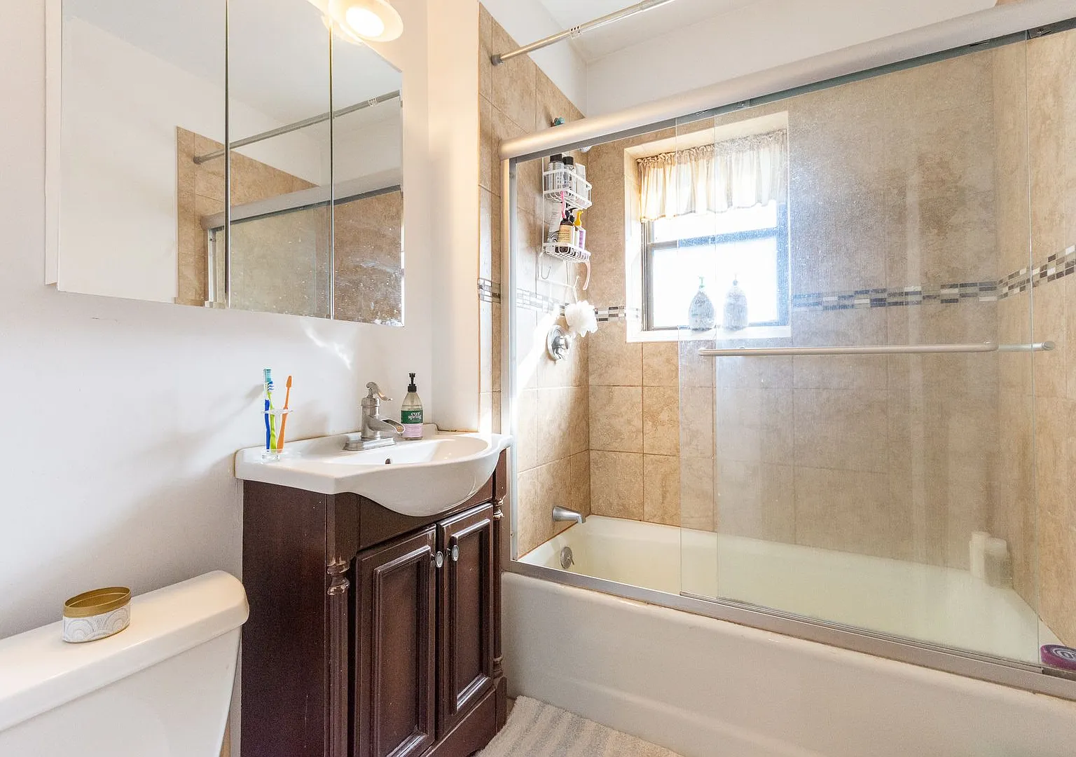 No Brokers Fee, Kentral Kenmore Sq. Location. Heat and Hot Water Included, Eatin Kitchen, Laundry... — Photo 2