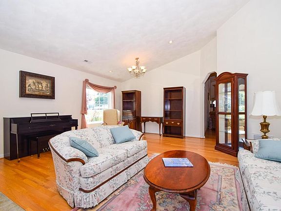 5th image of 4902 Renee Ln