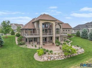 204 E Honors Cir, Sioux Falls, SD 57108
