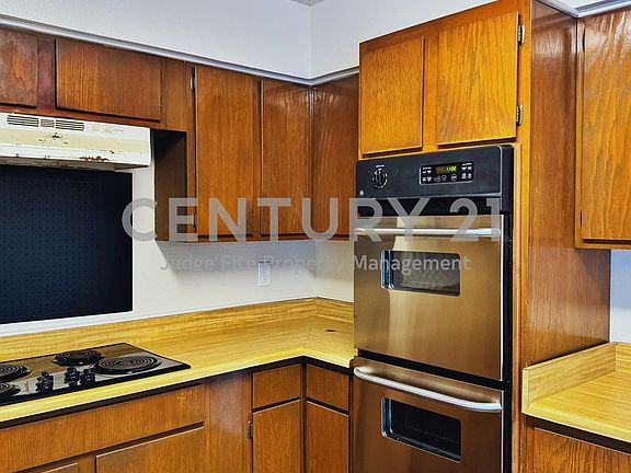 5th image of 628 Taylor Ct
