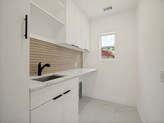 5th image of 98 San Jacinto St